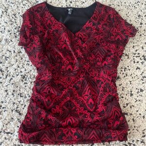 Super cute and flattering vintage top!